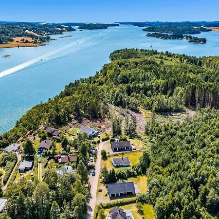 Vakker I Skogkanten Ved Vannet -6 Sengeplasser. Semesterbostad
