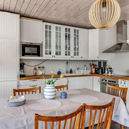 Vakker I Skogkanten Ved Vannet -6 Sengeplasser. Semesterbostad